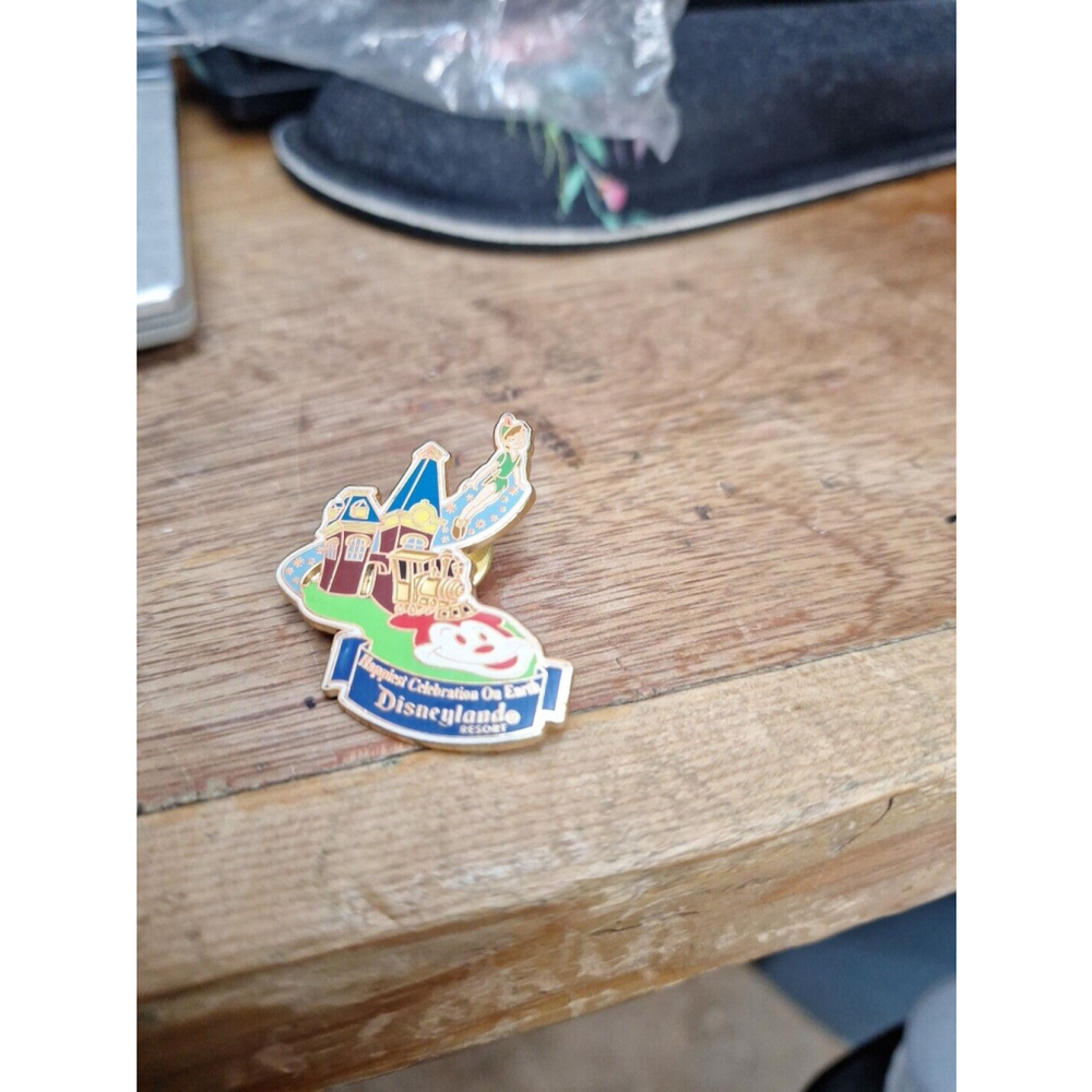 Rare Disneyland 2005 Made For Energizer By Disney Parks and Resorts Pin